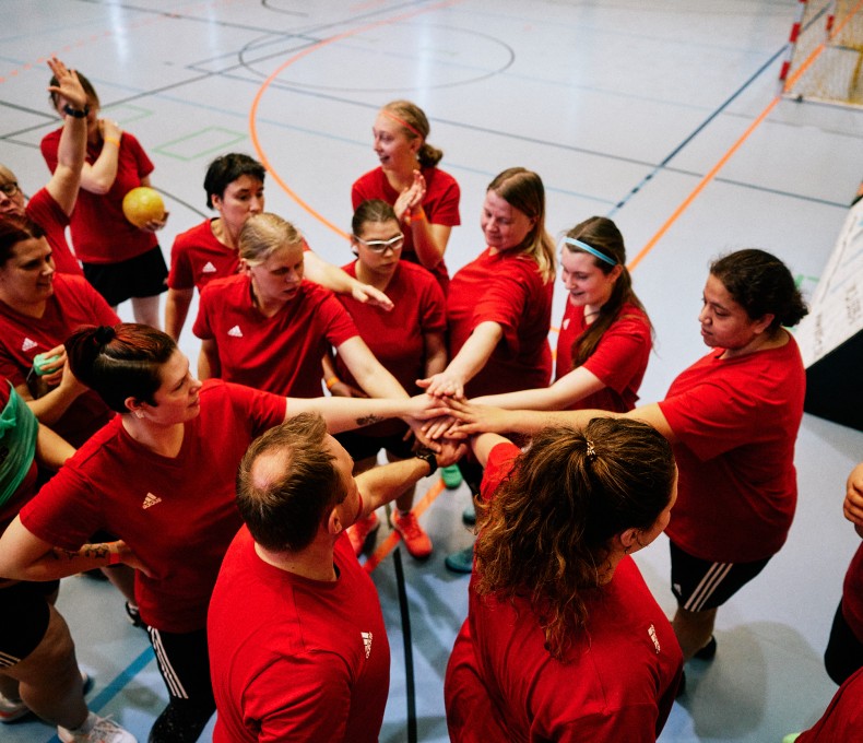 Das Bild zeigt das TeamSOD Handball bei einer Sportveranstaltung. Das Bild zeigt das TeamSOD Handball bei einer Sportveranstaltung.
