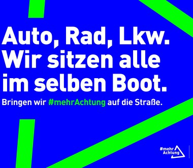 Das Bild zeigt ein Motiv der Kampagne #mehrAchtung. Darauf steht: Auto, Rad, Lkw. Wir sitzen alle im selben Boot. Das Bild zeigt ein Motiv der Kampagne #mehrAchtung. Darauf steht: Auto, Rad, Lkw. Wir sitzen alle im selben Boot.